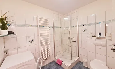 Badezimmer mit Waschmaschine