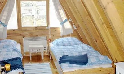 Schlafzimmer 1 mit zusätzlichem Kinderbettchen