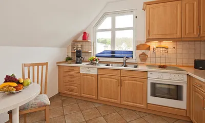 separate, vollausgestattete Küche mit kleinem Esstisch