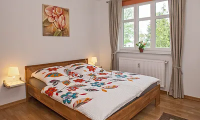großes Schlafzimmer mit Doppelbett (1,60cm breit)