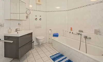 großes Badezimmer mit Dusche und Badewanne