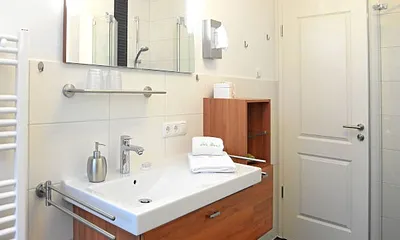 Bad mit Fußbodenheizung und Sanitärobjekten in Seniorenhöhe