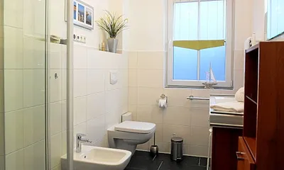 Bad mit großer ebenerdiger Dusche und Bidet