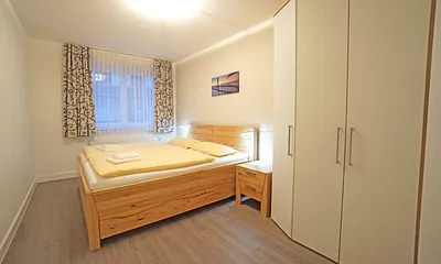 Schlafzimmer mit Doppelbett