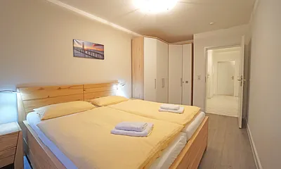 Schlafzimmer mit Doppelbett