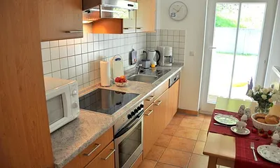 sehr gut ausgestattete Küche