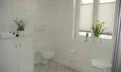 großes Bad mit Außenfenster