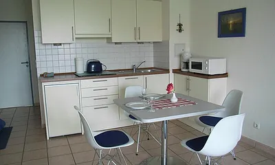 Küchenbereich mit Esstisch