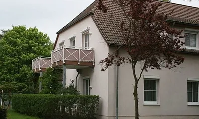 Blick auf das Objekt, gemütlicher Balkon mit Blick ins Grüne