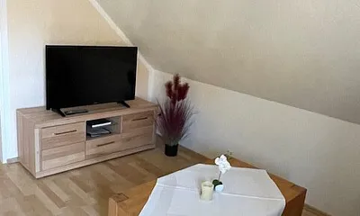 Wohnzimmer mit Blick zum Fernseher 