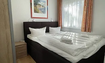 Schlafzimmer mit Boxspringbett und Schiebetürenschrank