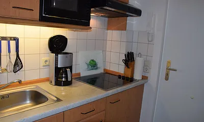 Vollausgestattete "Pantry"-Küche mit Geschirr, Gläsern, Töpfen u. Pfannen, Besteck, elektr. Wasserkocher, Toaster, Kaffeemaschine,Teegeschirr, Spülmittel, Geschirrhandtücher, Haushaltsrolle inklusive 