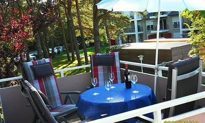 Balkon mit Balkonmöbel und genießen der Nachmittagssonne