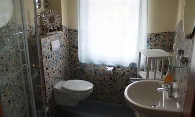 Bad mit Dusche und WC