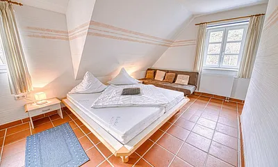 Das große Schlafzimmer, im Sommer mit Insektenschutzfenstern