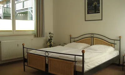 Im breiten Bett mit verstellbarem Lattenrost und Verdunklungsvorhängen kann die Sonne um 4.00 Uhr aufgehen - Sie liegen noch in süßen Träumen!