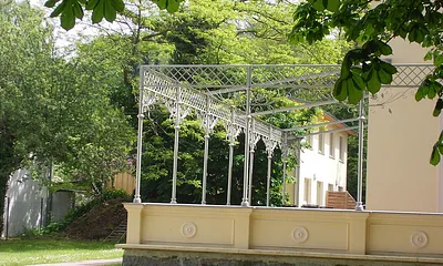 Im parkartigen Garten des denkmalgeschützten ehemaligen Hotel Schmidts liegt Ihr Ferienhaus.