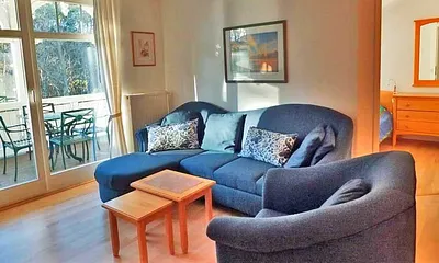 Sitzgruppe im Wohnzimmer mit ausziehbarer Schlafcouch