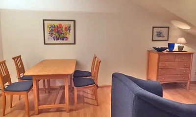 Der Esstisch und die Sitzgruppe rechts