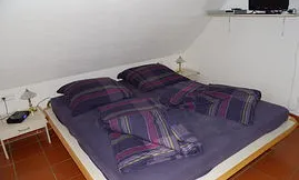 Schlafzimmer mit Doppelbett
