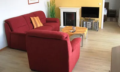 Sitzecke mit TV und Kamin