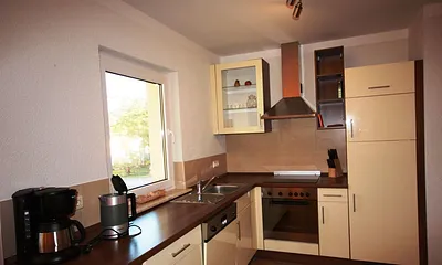 offene Küche mit Backofen und Geschirrspüler