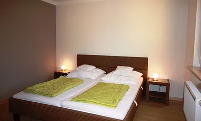Schlafzimmer mit Doppelbett