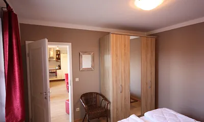 Schlafzimmer mit Spiegelschrank