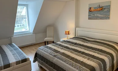 Schlafzimmer mit Doppel- und Einzelbett