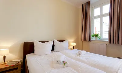 Schlafzimmer mit Doppelbett