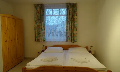 Schlafzimmer mit Doppelbett