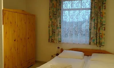 Schlafzimmer mit Doppelbett