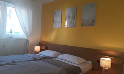 Schlafzimmer 1 mit Doppelbett (180 x 200 cm)