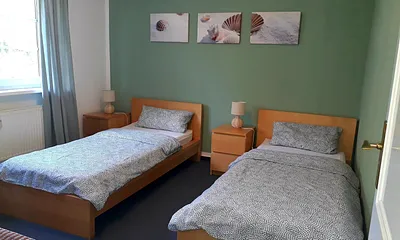 Schlafzimmer 2 mit Einzelbetten (90 x 200 cm)