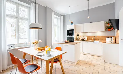 Küche mit Esstisch