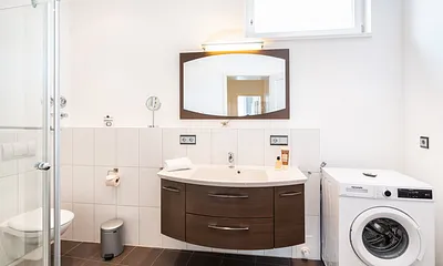 Bad mit Dusche und Waschmaschine