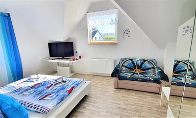 Schlafzimmer mit großem Doppelbett und zusätzlich ausklappbarer Schlafcouch