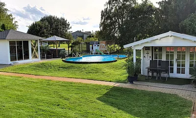 Außenanlage 2025 mit neuem überdachten Pavillon (links)