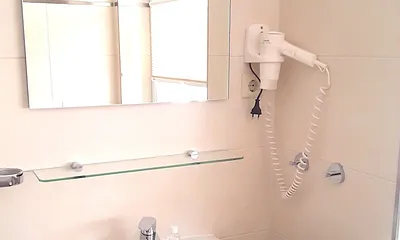 Bad mit Dusche und WC