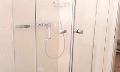 Nochmal Bad: große Echtglas-Duschkabine, flache Duschwanne mit angenehm niedrigem Einstieg, Fliesenboden in Holzoptik