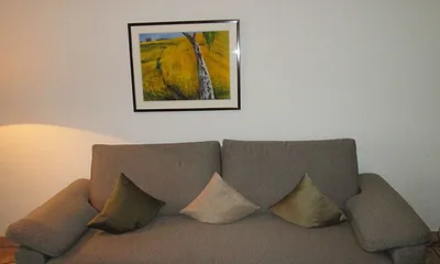 ausziehbares Schlafsofa im Wohnraum