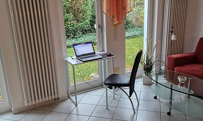 Bei Bedarf - z. B. für Workation: Im Wohnzimmer Laptop-Tisch mit dem Blick ins Grüne!