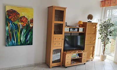 Anspruchsvolles Ambiente durch künstlerische Accessoires. Gleichzeitig lässt die Funktionalität keine Wünsche offen (101cm smart TV,Internet-Radio mit CD-Player, DVD-Player).