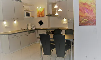 Geräumige Küche mit Essplatz. Ausstattung mit Geschirrspüler, Ceran-Kochfeld, Backherd, Mikrowelle, Kühl-Gefrier-Kombination und sehr großer Vielfalt an Küchengeräten.