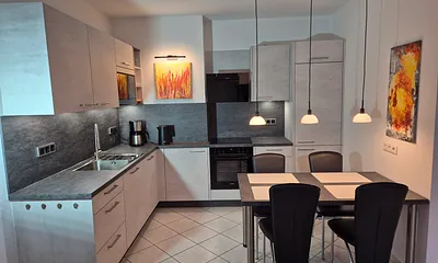 Moderne neue Nolte-Küche mit Siemens-Einbaugeräten