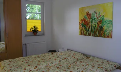Schlafzimmer mit Doppelbett; sehr hochwertige Matratzen und Lattenroste. Geräumiger Kleiderschrank, Schuhschrank und Frisierspiegel.