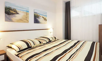 Schlafzimmer mit Doppelbett