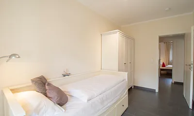 Schlafzimmer mit Tandembett (zum Ausziehen)