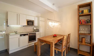 im Wohnbereich integrierte Küchenzeile mit Eßtisch