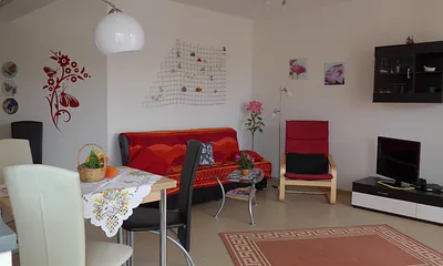 Wohnzimmer mit ausziehbarer Schlafcouch